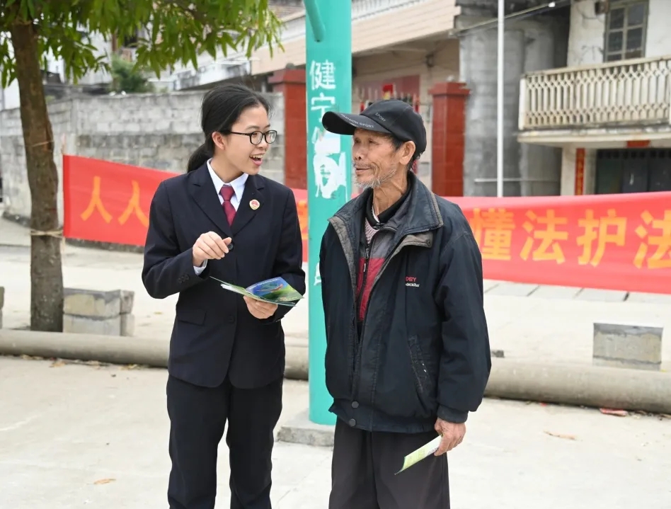 送法进乡村｜大新县检察院联合有关单位开展自然资源保护法治宣传活动